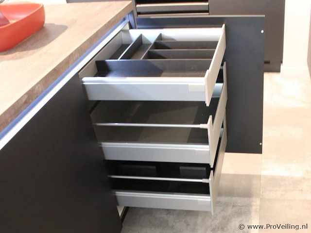 Häcker eilandkeuken met apparatenwand met apparatenwand en spoelwand - afbeelding 7 van  64