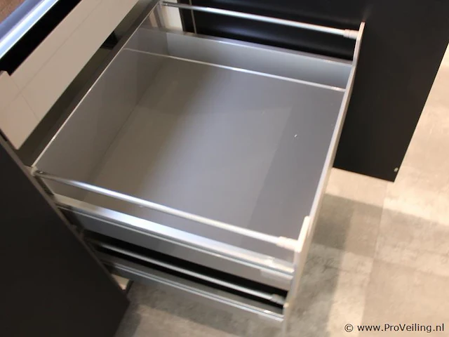 Häcker eilandkeuken met apparatenwand met apparatenwand en spoelwand - afbeelding 9 van  64
