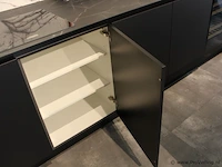 Häcker eilandkeuken met apparatenwand met apparatenwand en spoelwand - afbeelding 14 van  64