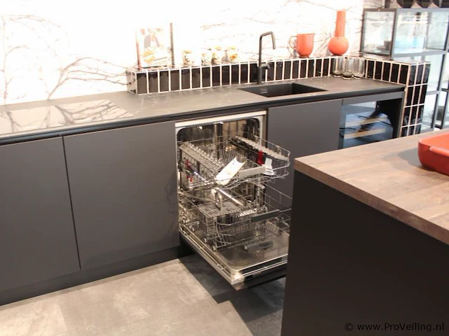 Häcker eilandkeuken met apparatenwand met apparatenwand en spoelwand - afbeelding 16 van  64