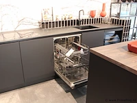 Häcker eilandkeuken met apparatenwand met apparatenwand en spoelwand - afbeelding 16 van  64
