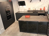 Häcker eilandkeuken met apparatenwand met apparatenwand en spoelwand - afbeelding 12 van  64