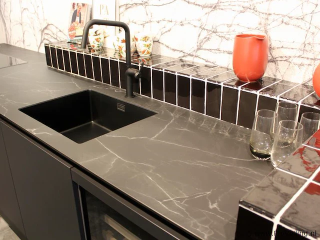 Häcker eilandkeuken met apparatenwand met apparatenwand en spoelwand - afbeelding 29 van  64