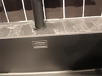 Häcker eilandkeuken met apparatenwand met apparatenwand en spoelwand - afbeelding 32 van  64
