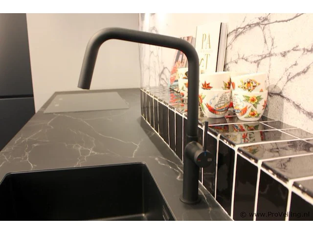Häcker eilandkeuken met apparatenwand met apparatenwand en spoelwand - afbeelding 33 van  64
