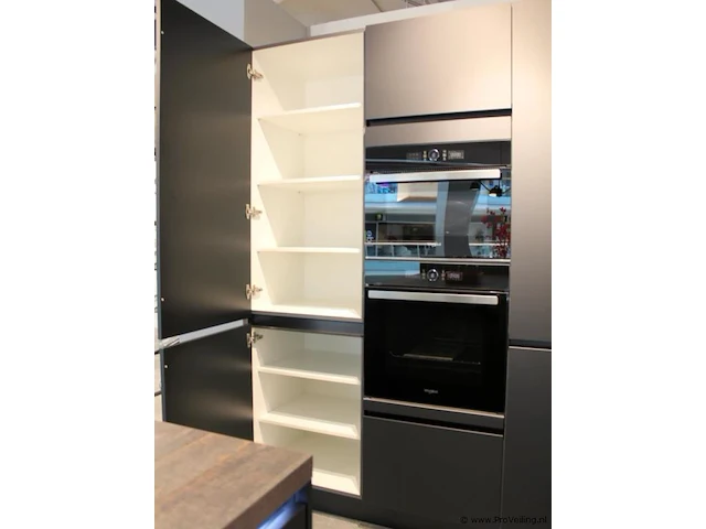 Häcker eilandkeuken met apparatenwand met apparatenwand en spoelwand - afbeelding 46 van  64