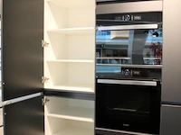 Häcker eilandkeuken met apparatenwand met apparatenwand en spoelwand - afbeelding 46 van  64