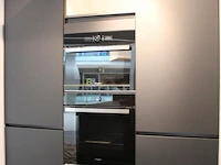 Häcker eilandkeuken met apparatenwand met apparatenwand en spoelwand - afbeelding 47 van  64