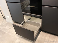 Häcker eilandkeuken met apparatenwand met apparatenwand en spoelwand - afbeelding 48 van  64