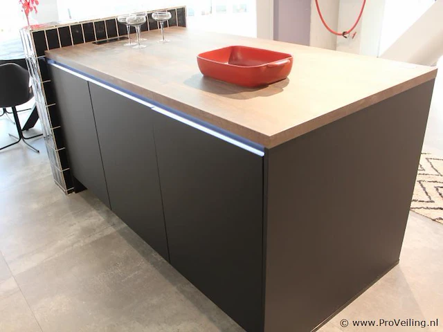 Häcker eilandkeuken met apparatenwand met apparatenwand en spoelwand - afbeelding 62 van  64