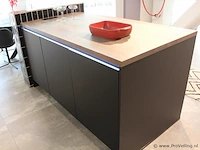 Häcker eilandkeuken met apparatenwand met apparatenwand en spoelwand - afbeelding 62 van  64