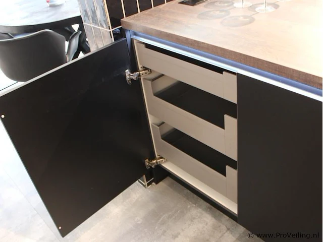 Häcker eilandkeuken met apparatenwand met apparatenwand en spoelwand - afbeelding 63 van  64