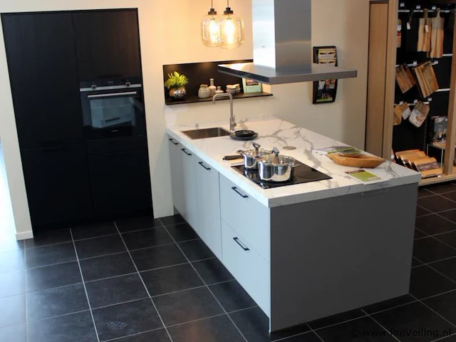 Häcker eilandkeuken met apparatenwand - afbeelding 1 van  34