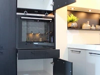 Häcker eilandkeuken met apparatenwand - afbeelding 21 van  34