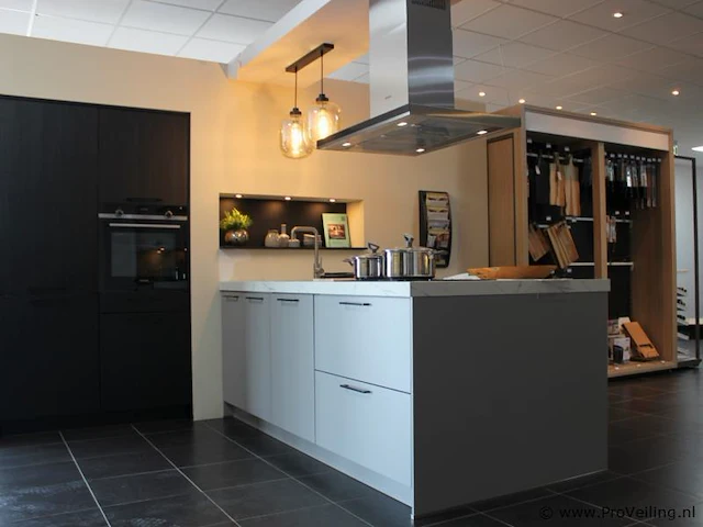 Häcker eilandkeuken met apparatenwand - afbeelding 12 van  34