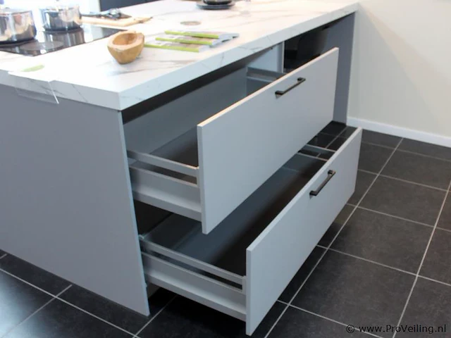 Häcker eilandkeuken met apparatenwand - afbeelding 30 van  34
