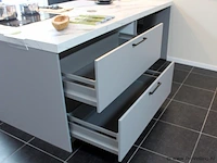 Häcker eilandkeuken met apparatenwand - afbeelding 30 van  34