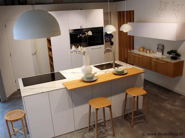 Häcker eilandkeuken met apparatenwand - afbeelding 1 van  41