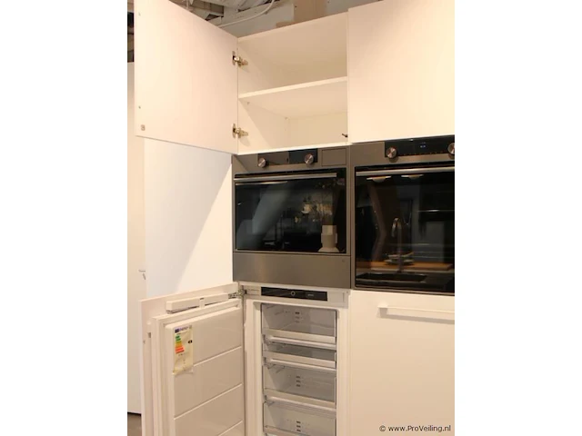 Häcker eilandkeuken met apparatenwand - afbeelding 14 van  41