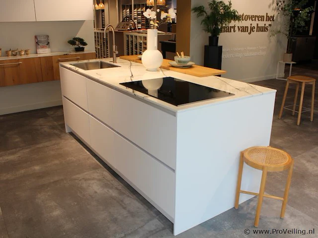 Häcker eilandkeuken met apparatenwand - afbeelding 39 van  41