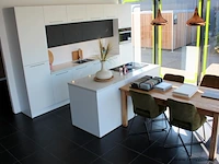 Häcker eilandkeuken met spoelwand