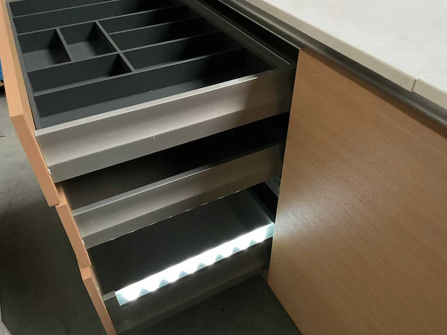 Häcker exclusieve eiland keuken met wand opstelling en kookplaat met afzuiging - afbeelding 2 van  50