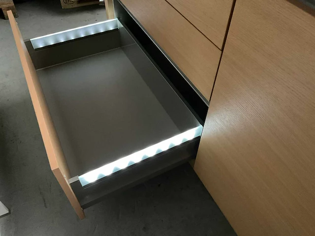 Häcker exclusieve eiland keuken met wand opstelling en kookplaat met afzuiging - afbeelding 3 van  50