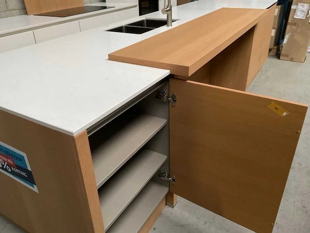 Häcker exclusieve eiland keuken met wand opstelling en kookplaat met afzuiging - afbeelding 4 van  50