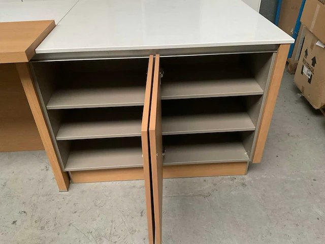 Häcker exclusieve eiland keuken met wand opstelling en kookplaat met afzuiging - afbeelding 5 van  50