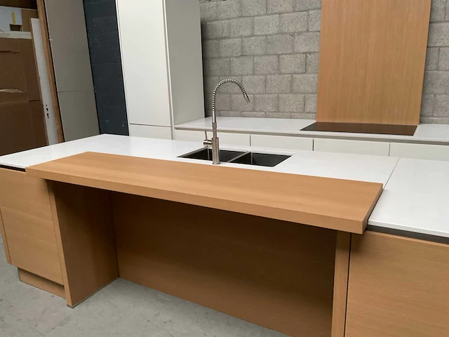 Häcker exclusieve eiland keuken met wand opstelling en kookplaat met afzuiging - afbeelding 6 van  50