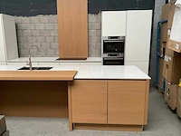 Häcker exclusieve eiland keuken met wand opstelling en kookplaat met afzuiging - afbeelding 7 van  50
