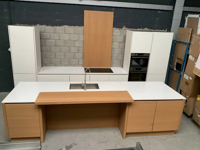 Häcker exclusieve eiland keuken met wand opstelling en kookplaat met afzuiging - afbeelding 8 van  50