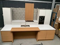 Häcker exclusieve eiland keuken met wand opstelling en kookplaat met afzuiging - afbeelding 8 van  50