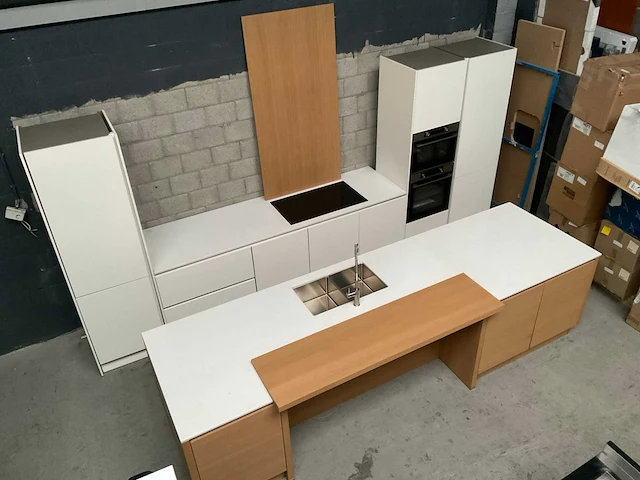Häcker exclusieve eiland keuken met wand opstelling en kookplaat met afzuiging - afbeelding 9 van  50