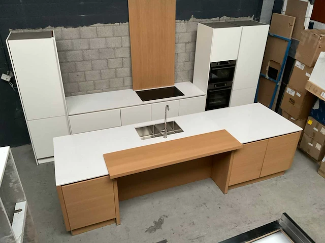 Häcker exclusieve eiland keuken met wand opstelling en kookplaat met afzuiging - afbeelding 10 van  50