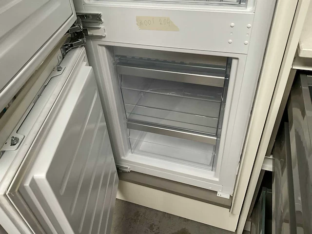 Häcker exclusieve eiland keuken met wand opstelling en kookplaat met afzuiging - afbeelding 13 van  50