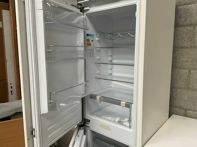 Häcker exclusieve eiland keuken met wand opstelling en kookplaat met afzuiging - afbeelding 14 van  50