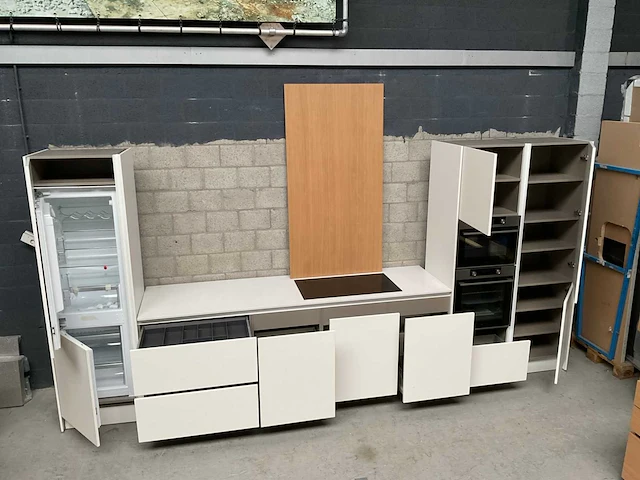 Häcker exclusieve eiland keuken met wand opstelling en kookplaat met afzuiging - afbeelding 15 van  50