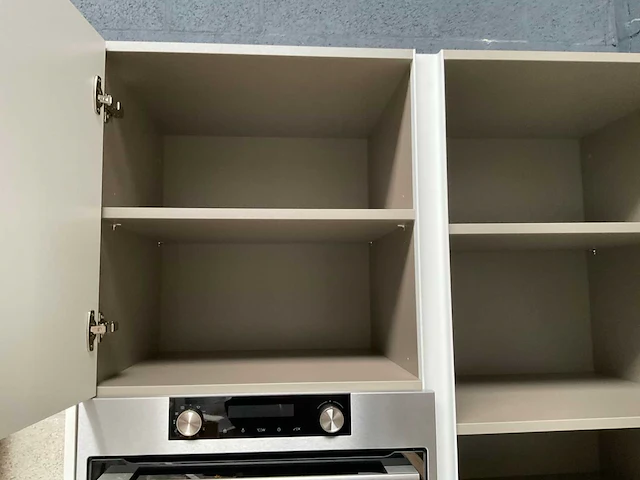 Häcker exclusieve eiland keuken met wand opstelling en kookplaat met afzuiging - afbeelding 17 van  50