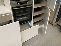 Häcker exclusieve eiland keuken met wand opstelling en kookplaat met afzuiging - afbeelding 18 van  50
