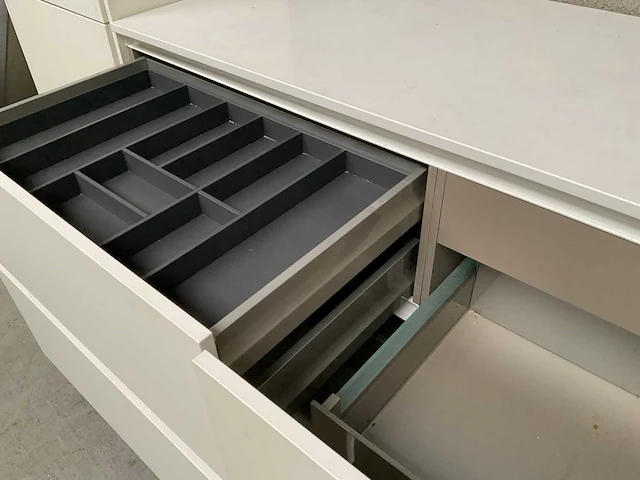 Häcker exclusieve eiland keuken met wand opstelling en kookplaat met afzuiging - afbeelding 19 van  50