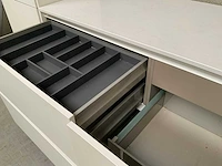 Häcker exclusieve eiland keuken met wand opstelling en kookplaat met afzuiging - afbeelding 19 van  50