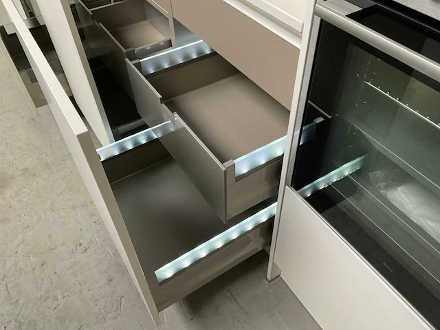 Häcker exclusieve eiland keuken met wand opstelling en kookplaat met afzuiging - afbeelding 20 van  50