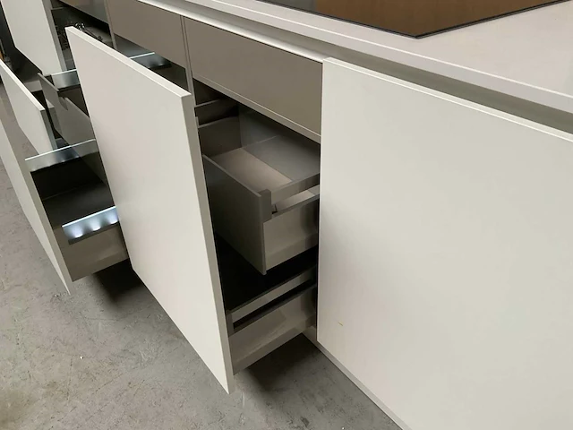Häcker exclusieve eiland keuken met wand opstelling en kookplaat met afzuiging - afbeelding 21 van  50