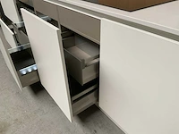 Häcker exclusieve eiland keuken met wand opstelling en kookplaat met afzuiging - afbeelding 21 van  50