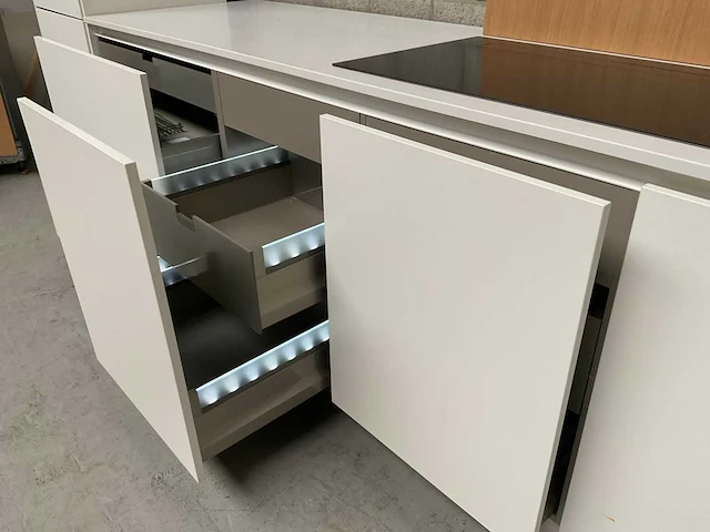 Häcker exclusieve eiland keuken met wand opstelling en kookplaat met afzuiging - afbeelding 22 van  50