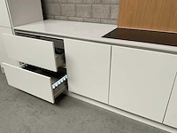 Häcker exclusieve eiland keuken met wand opstelling en kookplaat met afzuiging - afbeelding 24 van  50