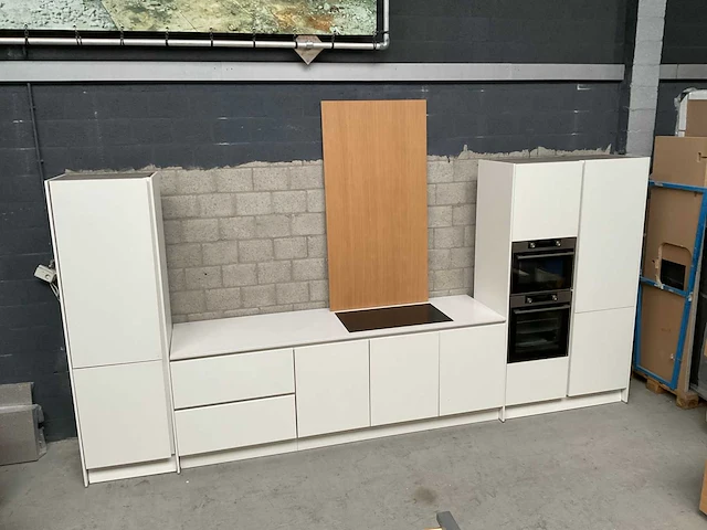 Häcker exclusieve eiland keuken met wand opstelling en kookplaat met afzuiging - afbeelding 27 van  50