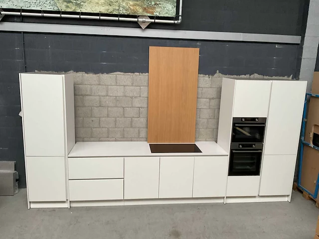 Häcker exclusieve eiland keuken met wand opstelling en kookplaat met afzuiging - afbeelding 28 van  50