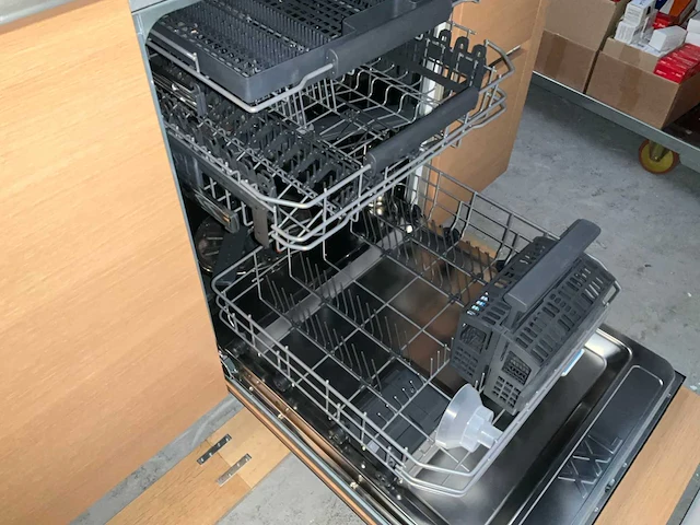 Häcker exclusieve eiland keuken met wand opstelling en kookplaat met afzuiging - afbeelding 33 van  50